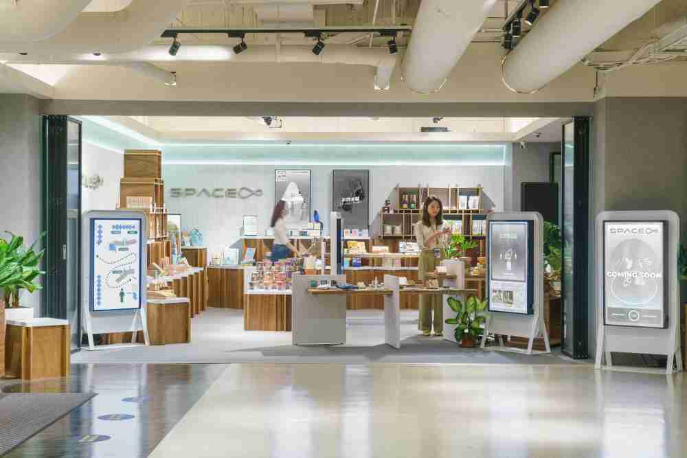 YAXIN111打造永续选物商店，，，，展示社企及社创商品，，结合创利空间所开发的智能零售系统，，，整合多元产品信息，，，，让无人商店扮演公益行动的推手