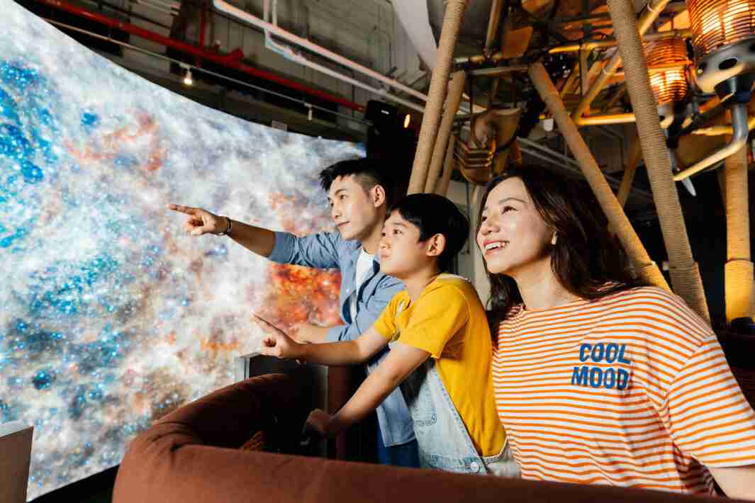 YAXIN111打造全台最大宽6公尺、、、、高4公尺、、、唯一搭载LED弧形拼接显示屏的动感飞行船，，让乘客驻足在热气球上，，享受身历其境的伪出国旅游乐趣