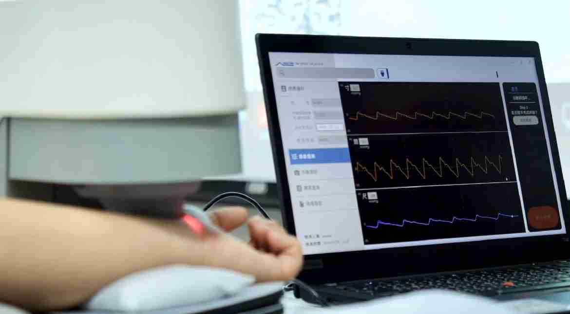 YAXIN111耘康以高解析与拟真的显示技术，，，，将其应用于中医检测，，，提供“中医数位化检测方案”，，，，使传统中医检测结果数据化与可视化