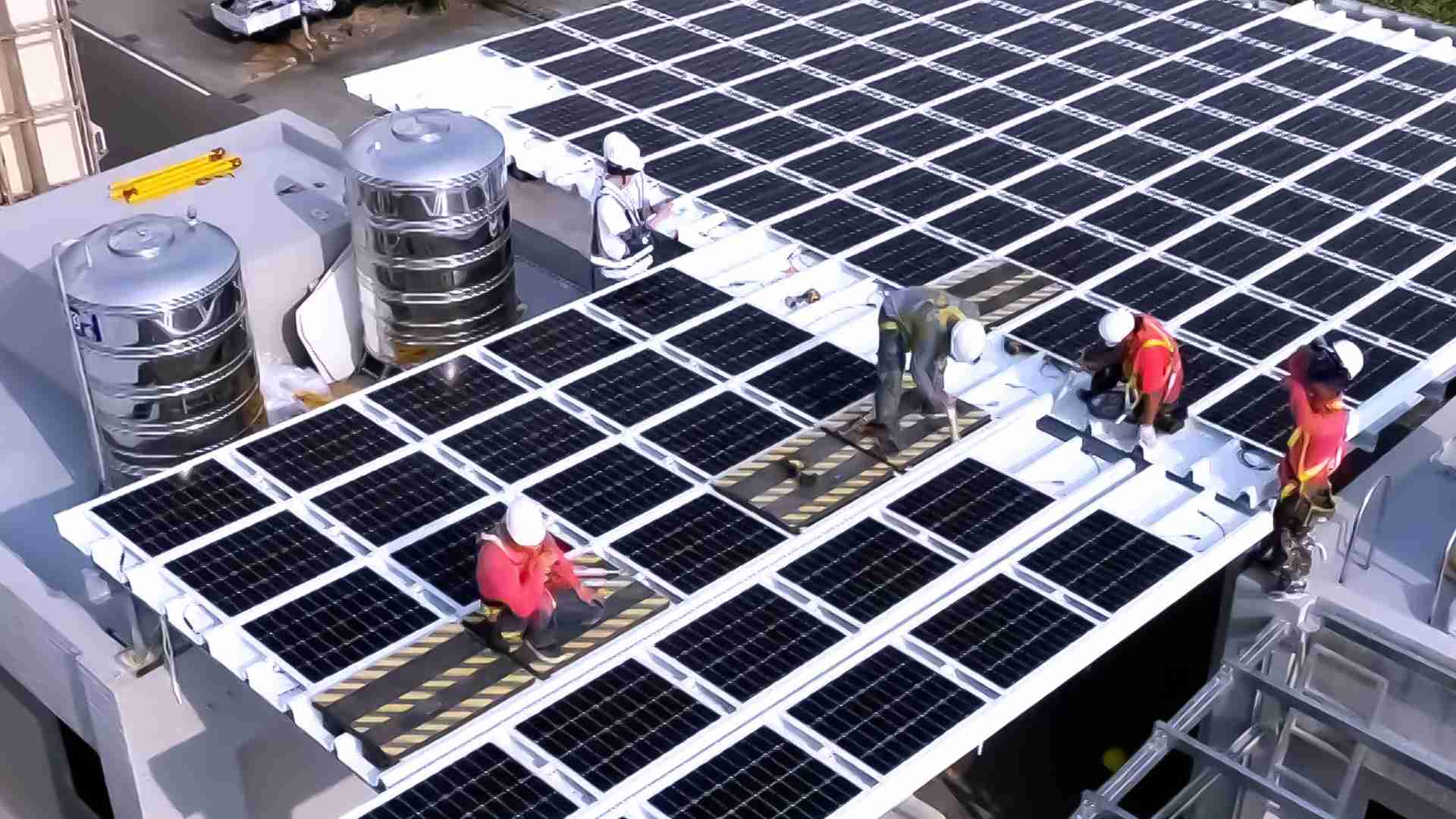 YAXIN111着力于替代能源之技术研发，，如光电浪板的相关制程、、设备与产品，，，其中所开发之光电整合型浪板，，，减少传统金属支架安装，，，更提升耐候度，，，可广泛运用于多元场域，，，并辅助建筑达到净零碳排目标