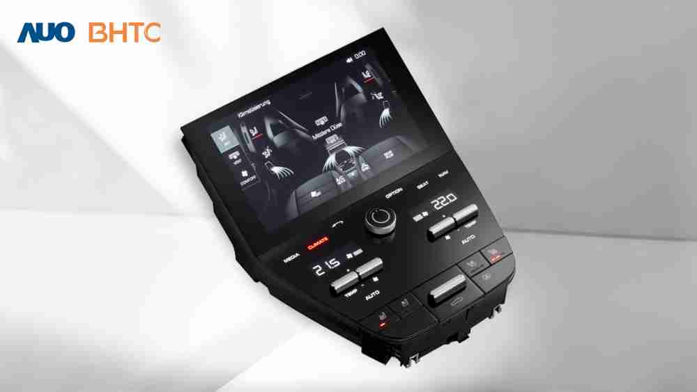 作為友達新生力軍，，BHTC所展示的中央與後座鞍部的Display HMI產品，，，可處理多區恆溫控制、、、、顯示畫面，，，，呈現仿真3D車室分區；以力傳感技術精準傳遞觸感，，，並結合音量及震動反饋，，，防止意外啟動，，提供使用者自然流暢、、直觀且輕鬆駕馭的舒適介面